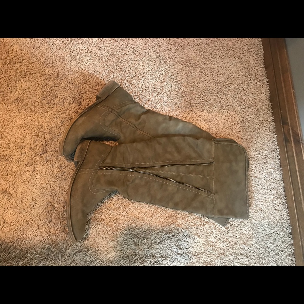 Size 8 WIDE CALF knee high boots.